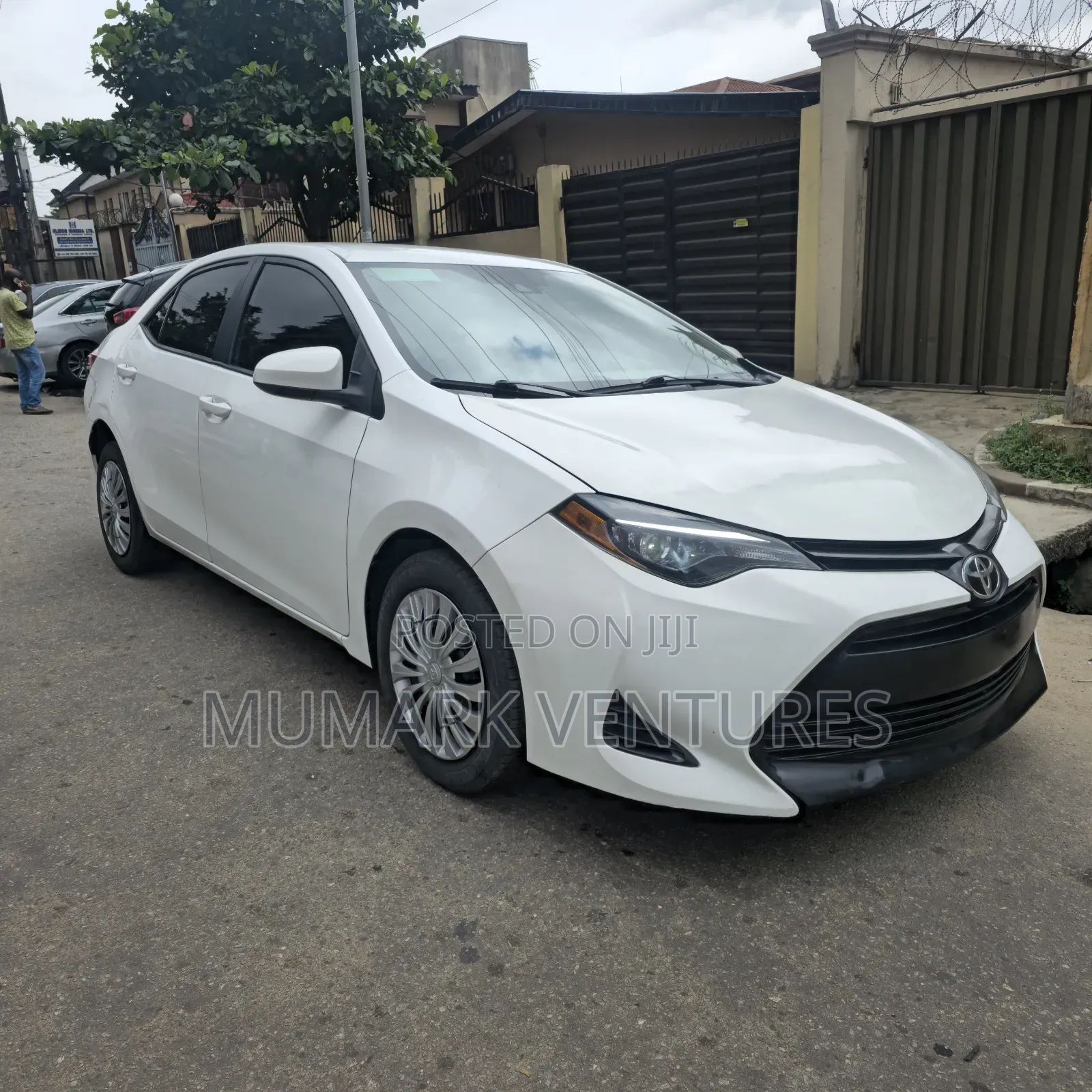 Toyota Corolla LE (1.8L 4cyl 2A) 2018 White