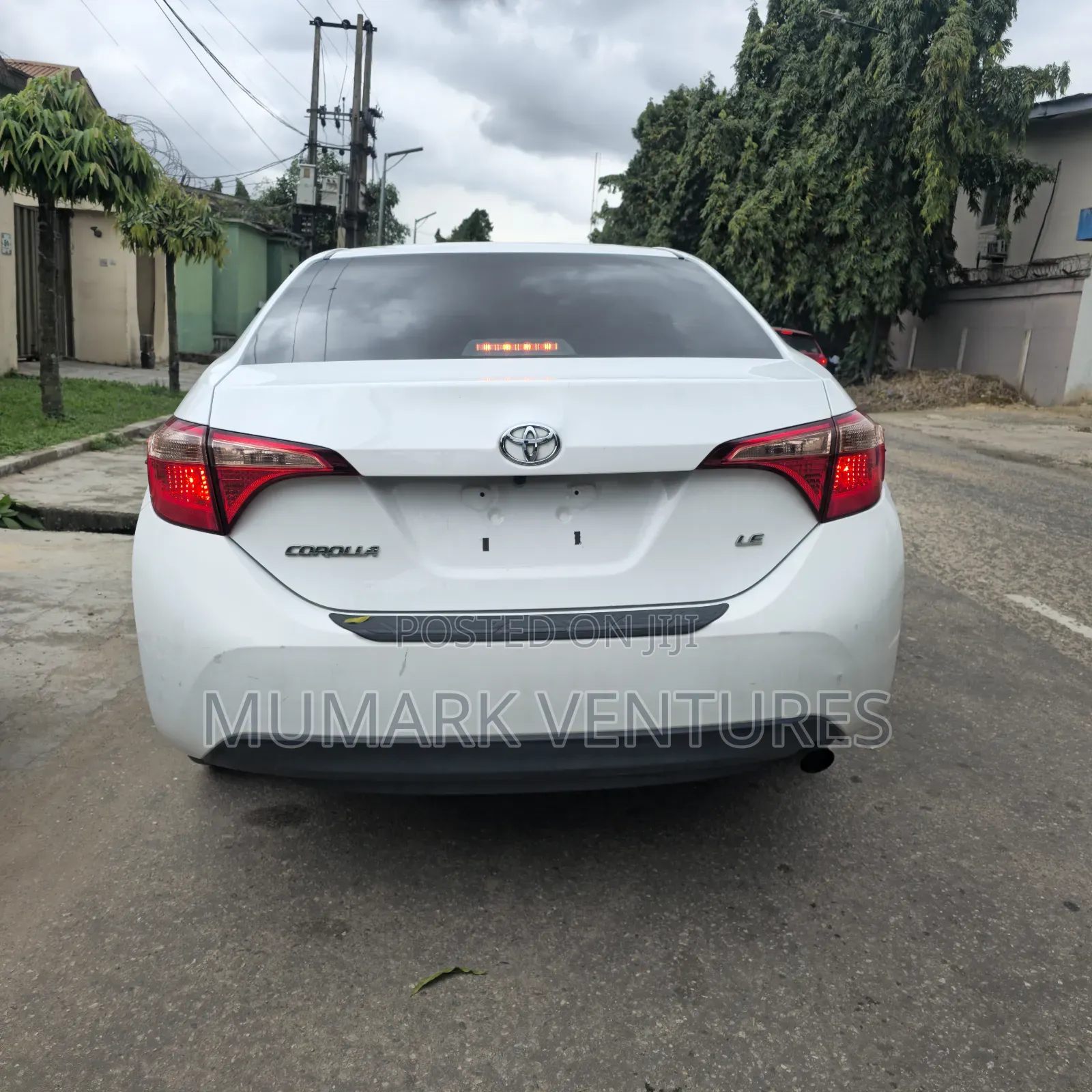 Toyota Corolla LE (1.8L 4cyl 2A) 2018 White