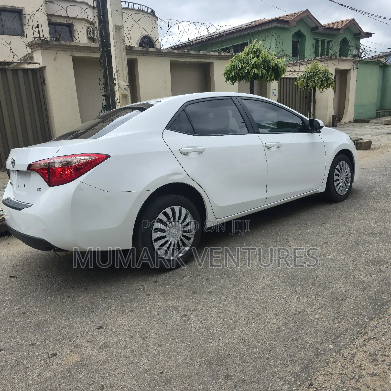 Toyota Corolla LE (1.8L 4cyl 2A) 2018 White
