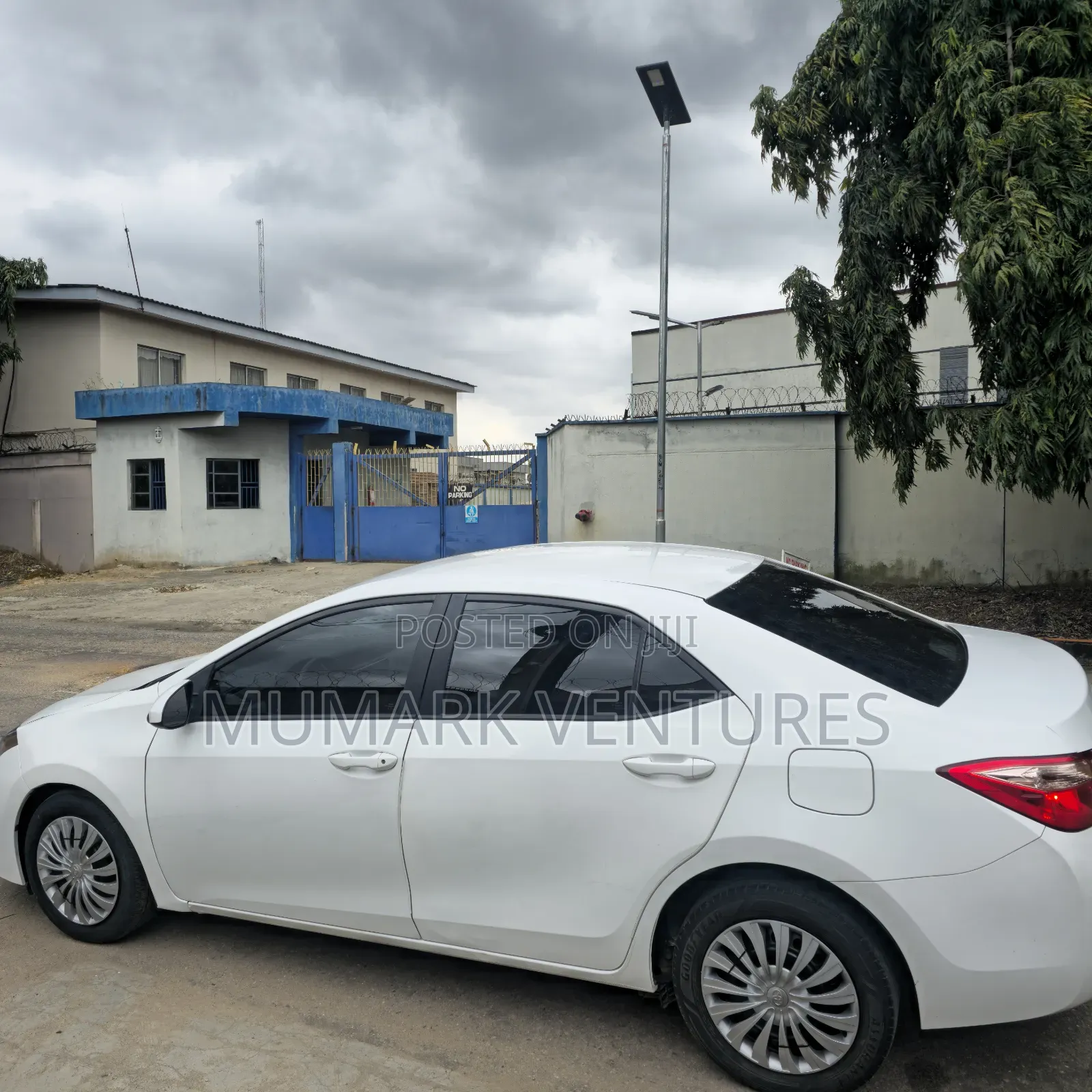 Toyota Corolla LE (1.8L 4cyl 2A) 2018 White