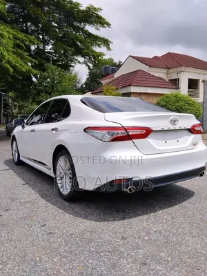 Toyota Camry XLE 4dr Sedan (2.5L 4cyl 6A) 2017 White