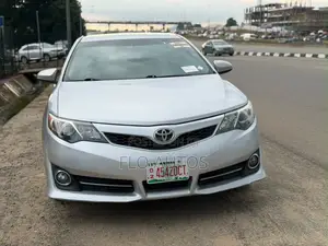 Toyota Camry SE 4dr Sedan (2.5L 4cyl 6A) 2014 Gray