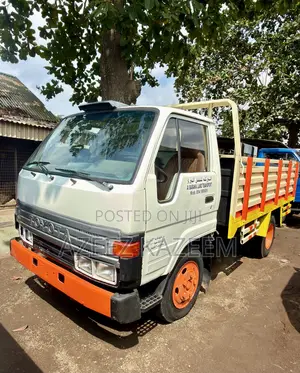 Toyota Dyna 200 Old Model 6 Tyres 2RZ Engine Cabretor