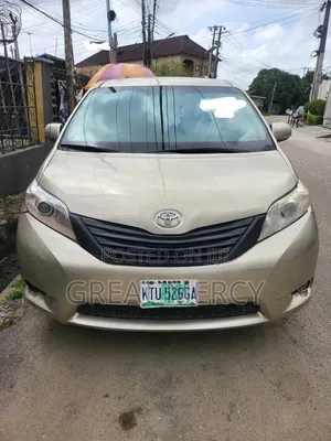 Toyota Sienna 2010 Gold