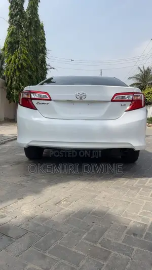 Toyota Camry LE 4dr Sedan (2.5L 4cyl 6A) 2013 White