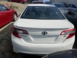 Toyota Camry SE 4dr Sedan (2.5L 4cyl 6A) 2013 White