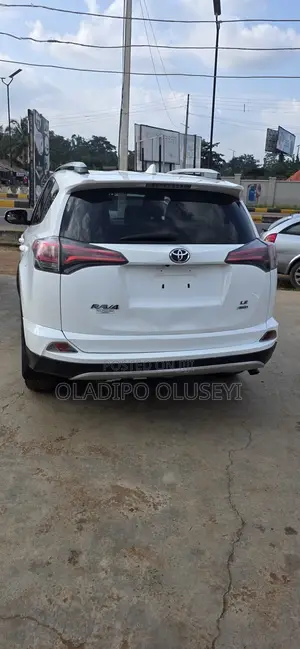 Toyota RAV4 LE 4dr SUV (2.5L 4cyl 6A) 2018 White
