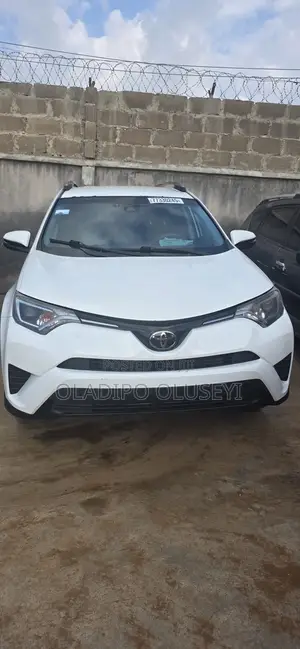 Toyota RAV4 LE 4dr SUV (2.5L 4cyl 6A) 2018 White