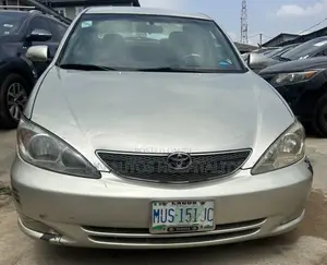 Toyota Camry LE 4dr Sedan (2.4L 4cyl 5M) 2003 Gold