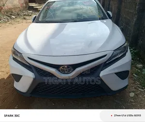 Toyota Camry SE (2.5L 4cyl 8A) 2019 White