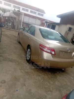 Toyota Camry Base 4dr Sedan (2.5L 4cyl 6M) 2010 Gold