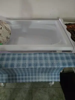 Item Description: 2-in-1 Baby Bath and Changing Station Neatly.