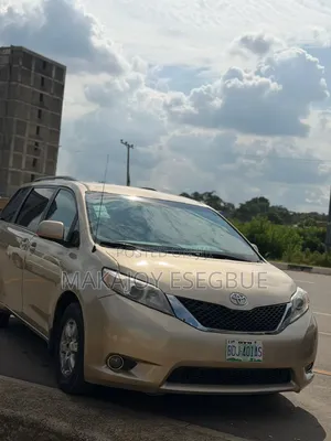 Toyota Sienna 2012 Gold