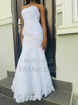 Elegant Strapless Mermaid Wedding Gown With Intricate Lace Appliqués