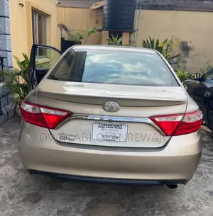 Toyota Camry SE 4dr Sedan (2.5L 4cyl 6A) 2016 Gold