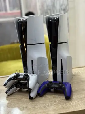 PS5 SLIM + 2PADS + 10installed Games