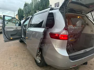 Toyota Sienna 2017 Silver