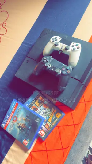 PS4 Fat With 2 Pads and 2 Discs