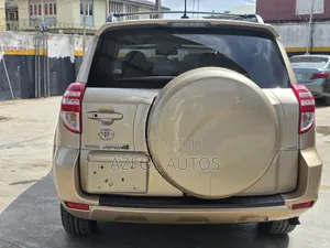 Toyota RAV4 2010 Gold