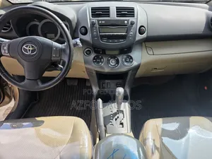 Toyota RAV4 2010 Gold