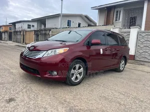 Toyota Sienna 2017 Red