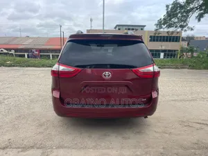 Toyota Sienna 2017 Red