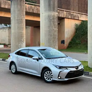 Toyota Corolla XLE 2021 Silver
