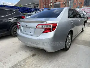 Toyota Camry SE 4dr Sedan (2.5L 4cyl 6A) 2014 Silver