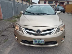 Toyota Corolla LE 4dr Sedan (1.8L 4cyl 4A) 2010 Gold
