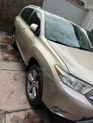 Toyota Highlander 2011 Gold