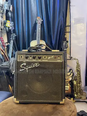 Squier Sp-10 POWER Guitar Amplifier by Fender