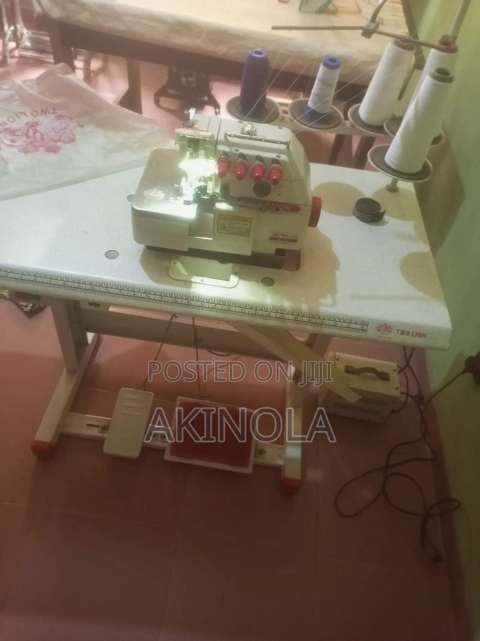 5 Threads Industrial Sewing Machine
