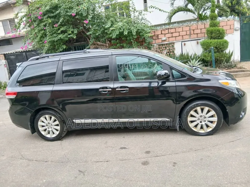 Toyota Sienna 2013 Black