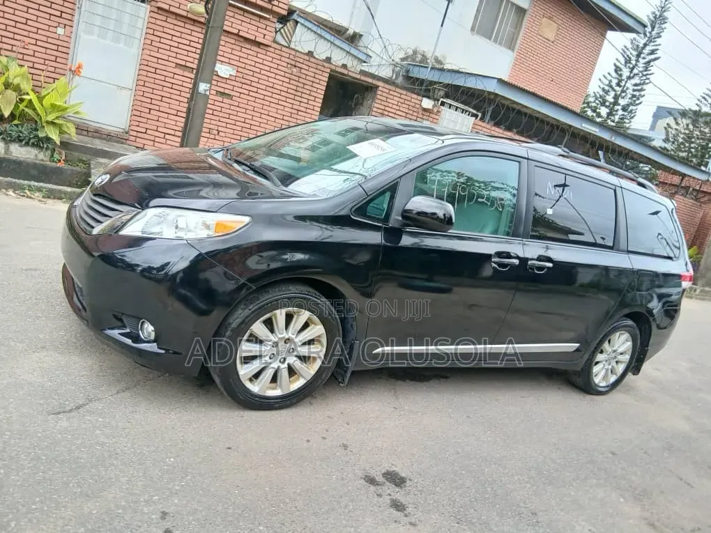 Toyota Sienna 2013 Black