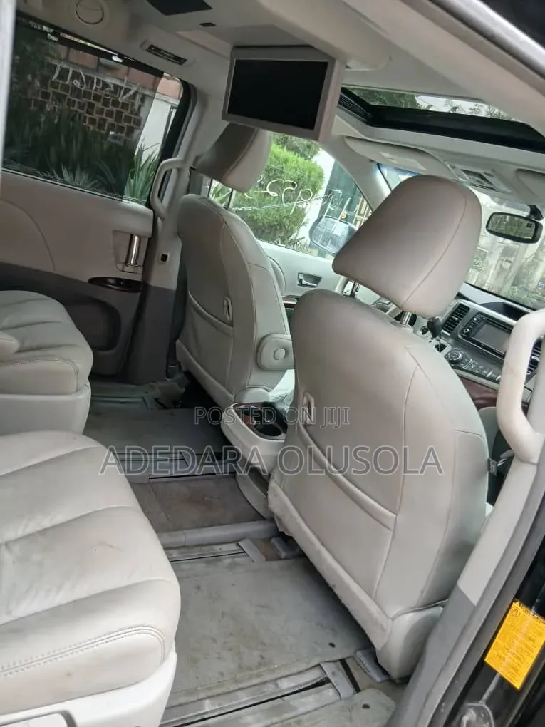 Toyota Sienna 2013 Black