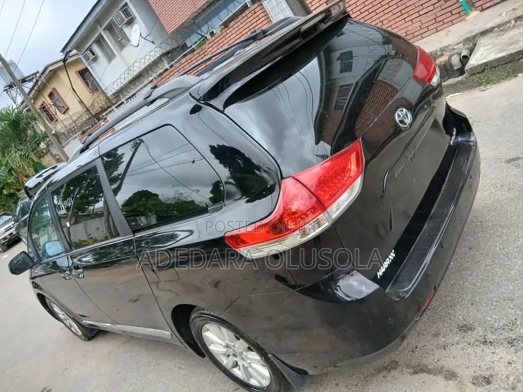 Toyota Sienna 2013 Black