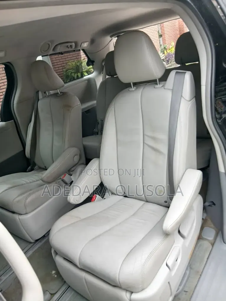 Toyota Sienna 2013 Black