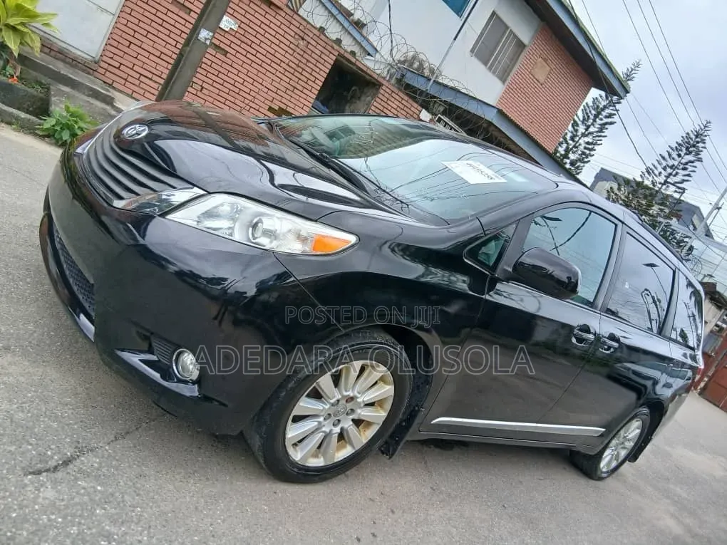 Toyota Sienna 2013 Black