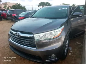 Toyota Highlander LE 4dr SUV (3.5L 6cyl 6A) 2015 Gray