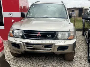Mitsubishi Pajero 2001 Ivory