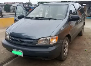 Toyota Sienna 2000 Green