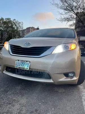 Toyota Sienna 2012 Gold
