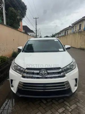 Toyota Highlander XLE 4x4 V6 (3.5L 6cyl 8A) 2017 White
