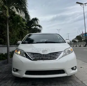 Toyota Sienna XLE Premium 7 Passenger (3.5L 6cyl 6A) 2016 White