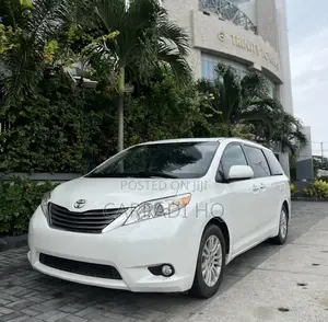 Toyota Sienna XLE Premium 7 Passenger (3.5L 6cyl 6A) 2016 White