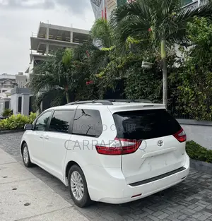 Toyota Sienna XLE Premium 7 Passenger (3.5L 6cyl 6A) 2016 White