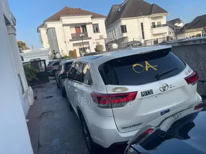 Toyota Highlander XLE 4dr SUV (3.5L 6cyl 6A) 2015 White