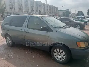 Toyota Sienna CE & 1 hatch 2000