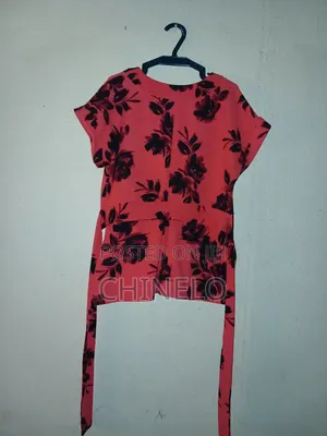 Coral Top With Black Floral Print, Cut-Out Shoulders, v-Neck.