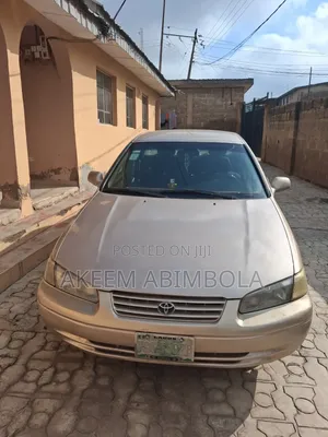 Toyota Camry 2000 Gold